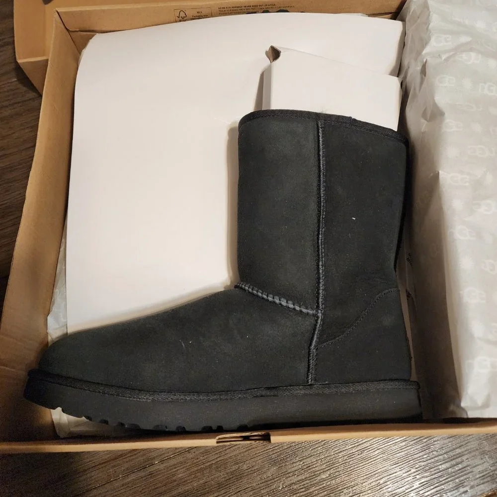 UGG Womens Classic Short II, NWT Black Size 11 - Picture 11 of 12
